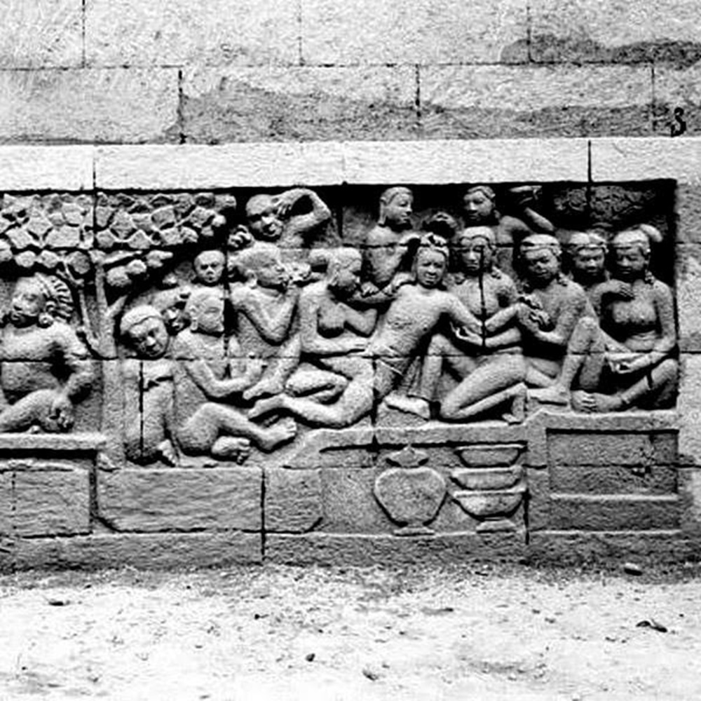 JEJAK SEJARAH: Panil relief Karmawibhangga di kaki Candi Borobudur menggambarkan seorang laki-laki yang sakit parah tengah dirawat.