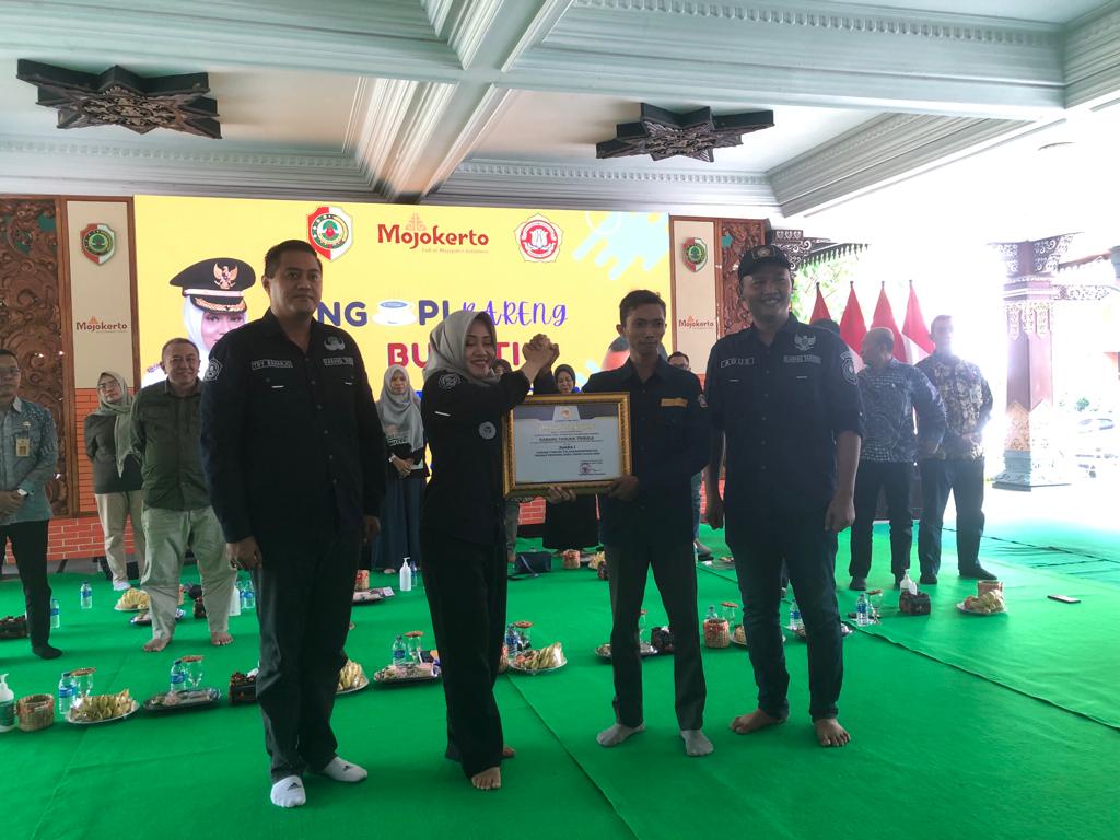 APRESIASI: Bupati Ikfina Fahmawati didampingi Kepala Dinas Sosial dan Ketua FPKT Surya Majapahit menyerahkan penghargaan kepada Karang Taruna Berprestasi tingkat provinsi, Jumat (29/12).