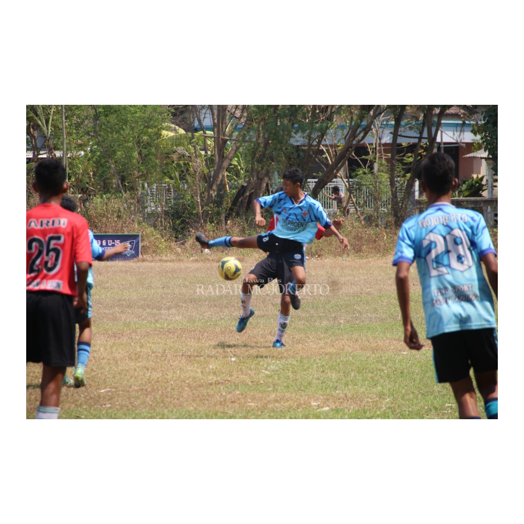 MELAJU: SSB Phoenix Mojokerto FC (biru) menjadi juara Piala Soeratin U-13 Kabupaten Mojokerto usai mengalahkan Menanggal FC, (22/10). Phoenix akan berlaga di putaran provinsi Januari nanti.