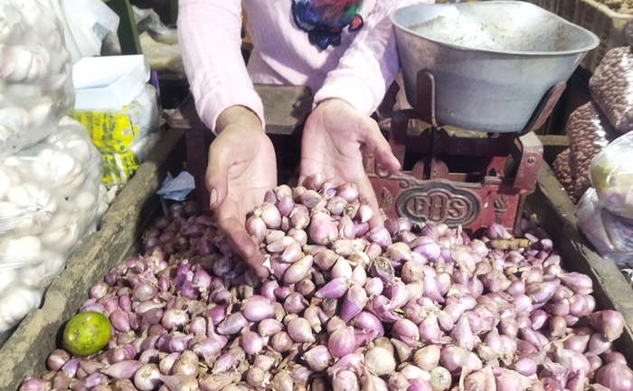 NAIK: Harga bawang merah merangkak naik dalam sepekan terakhir ini, di Pasar Tanjung Anyar Kota Mojokerto. (foto Moch. Khasib for Radar Mojokerto)