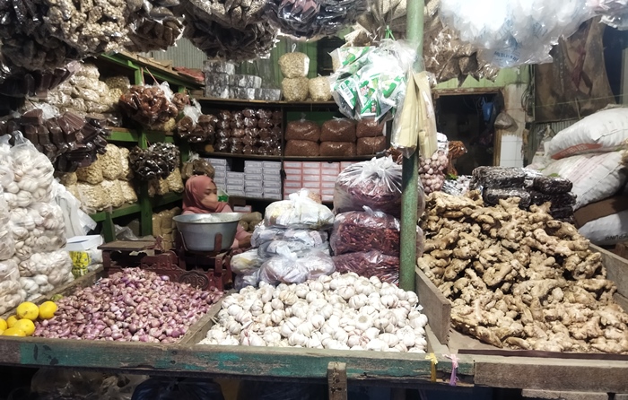 MAHAL: Melonjaknya kebutuhan bumbu dapur di Pasar Tanjung Anyar Kota Mojokerto menjelang tahun baru dinilai memberatkan pembeli. (foto Moch. Khasib for Radar Mojokerto)
