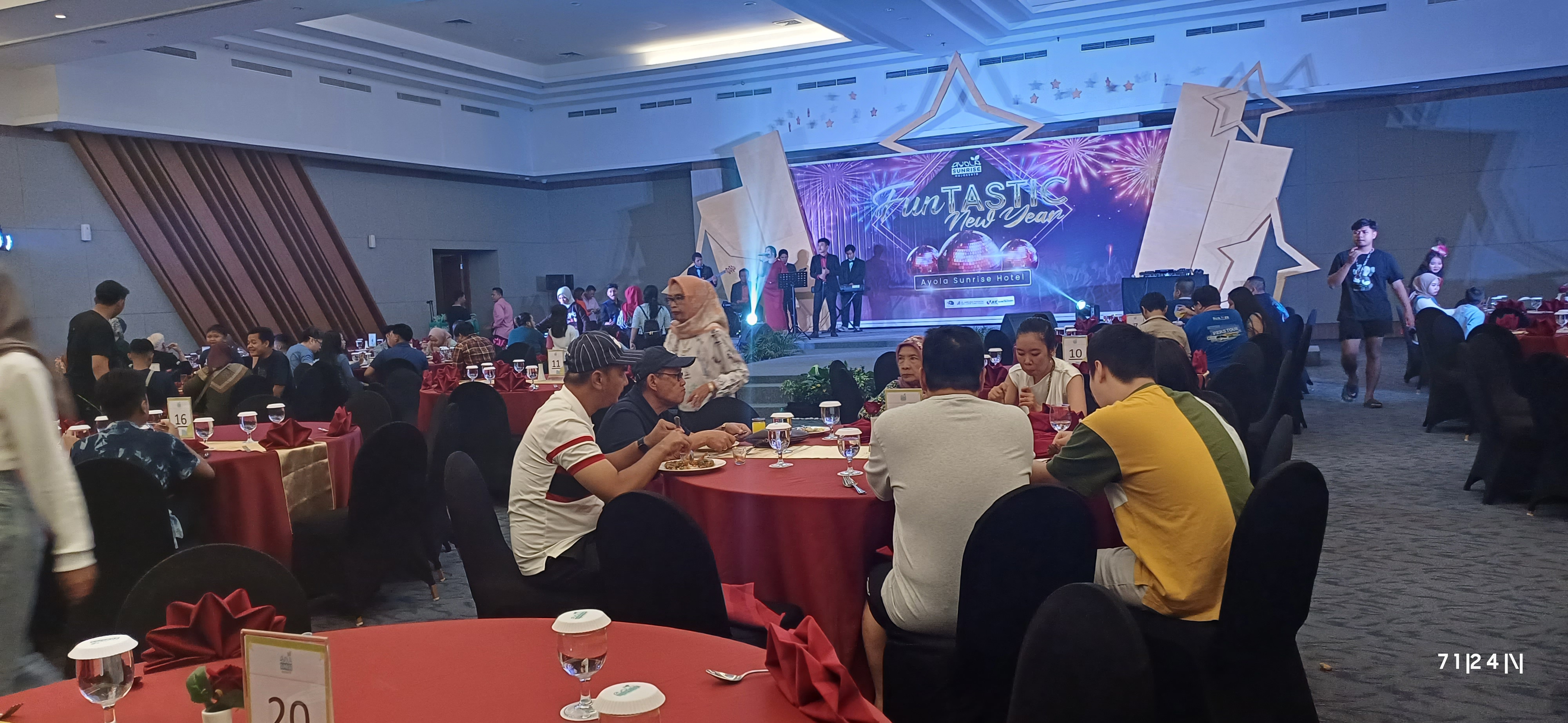 FULL: Para tamu Funtastic New Year sedang menikmati hidangan dengan diiringi alunan lagu dan musik yang lagi hits saat ini.