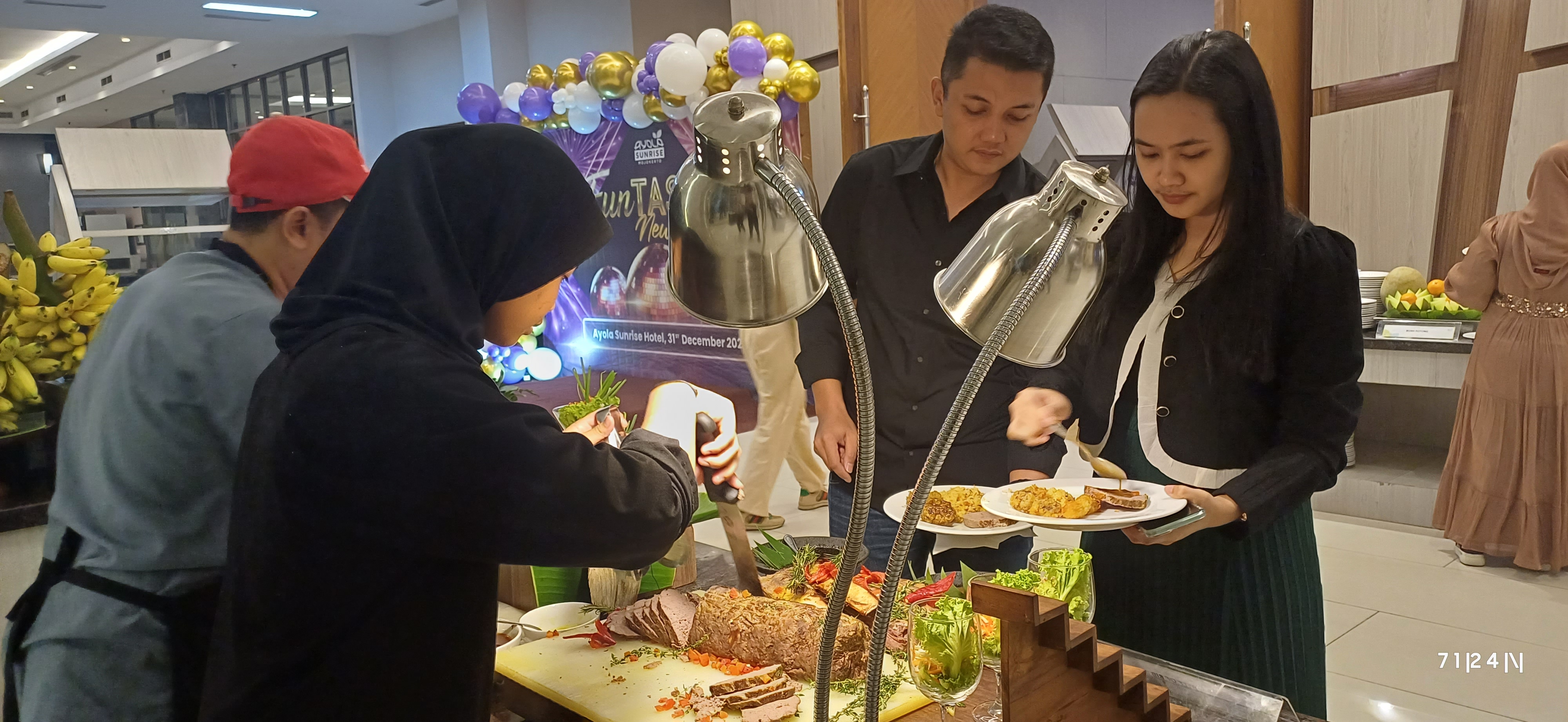 NIKMAT: Tamu Ayola Sunrise Hotel sedang menikmati hidangan yang telah disediakan pihak managemen di ecara Funtastic New Year.