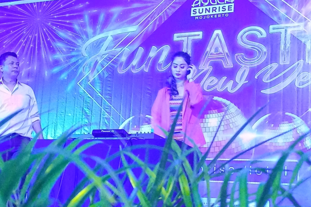 MERIAH: Kehadiran DJ Gabby yang membuat suasana makin rame dan meriah.
