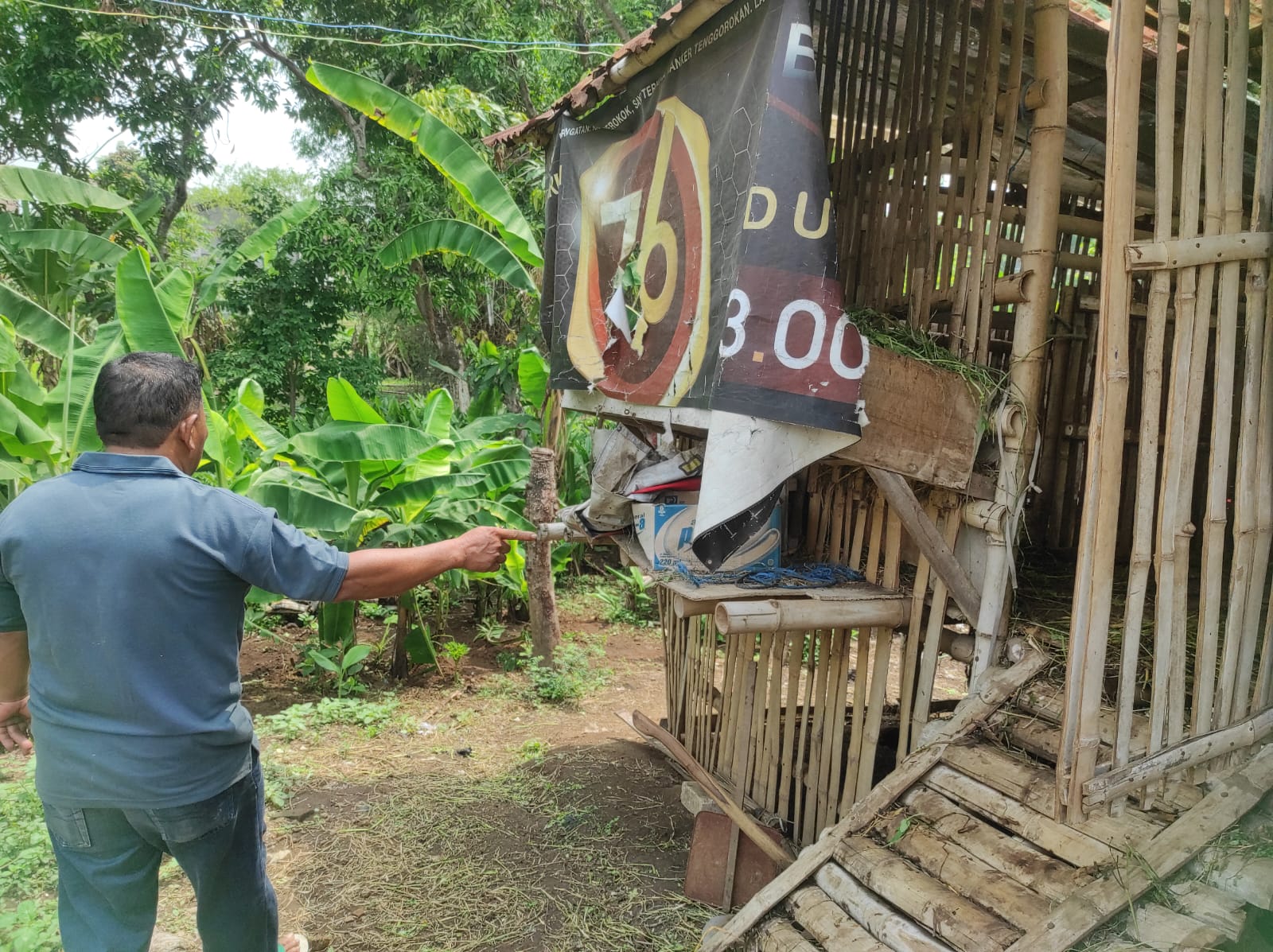 TAK TERSISA: Joni Agustin menunjukkan kandang kambing miliknya yang kini telah kosong usai tewas disengat tawon.