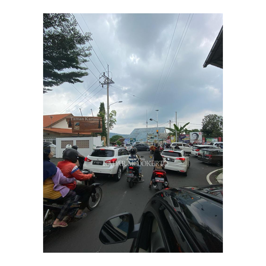 MACET: Penumpukan kendaraan terjadi di Simpang Pacet dari arah Sendi ke bundaran Pacet, Senin (1/1).