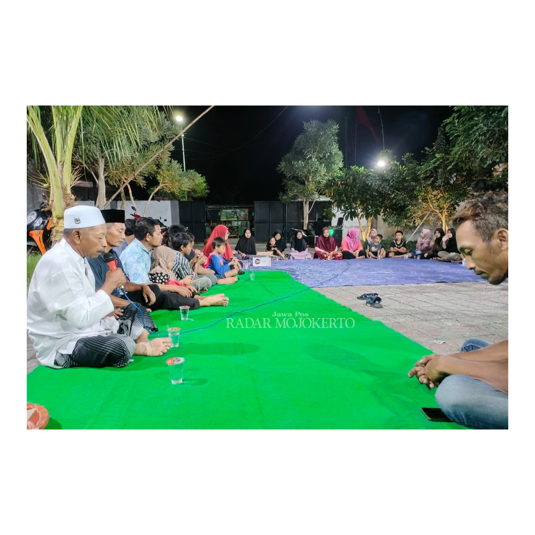 GUYUB RUKUN: Suasana selamatan pergantian tahun baru yang kompak dilaksanakan oleh 18 RT di Desa Ngareskidul, Kecamatan Gedeg.