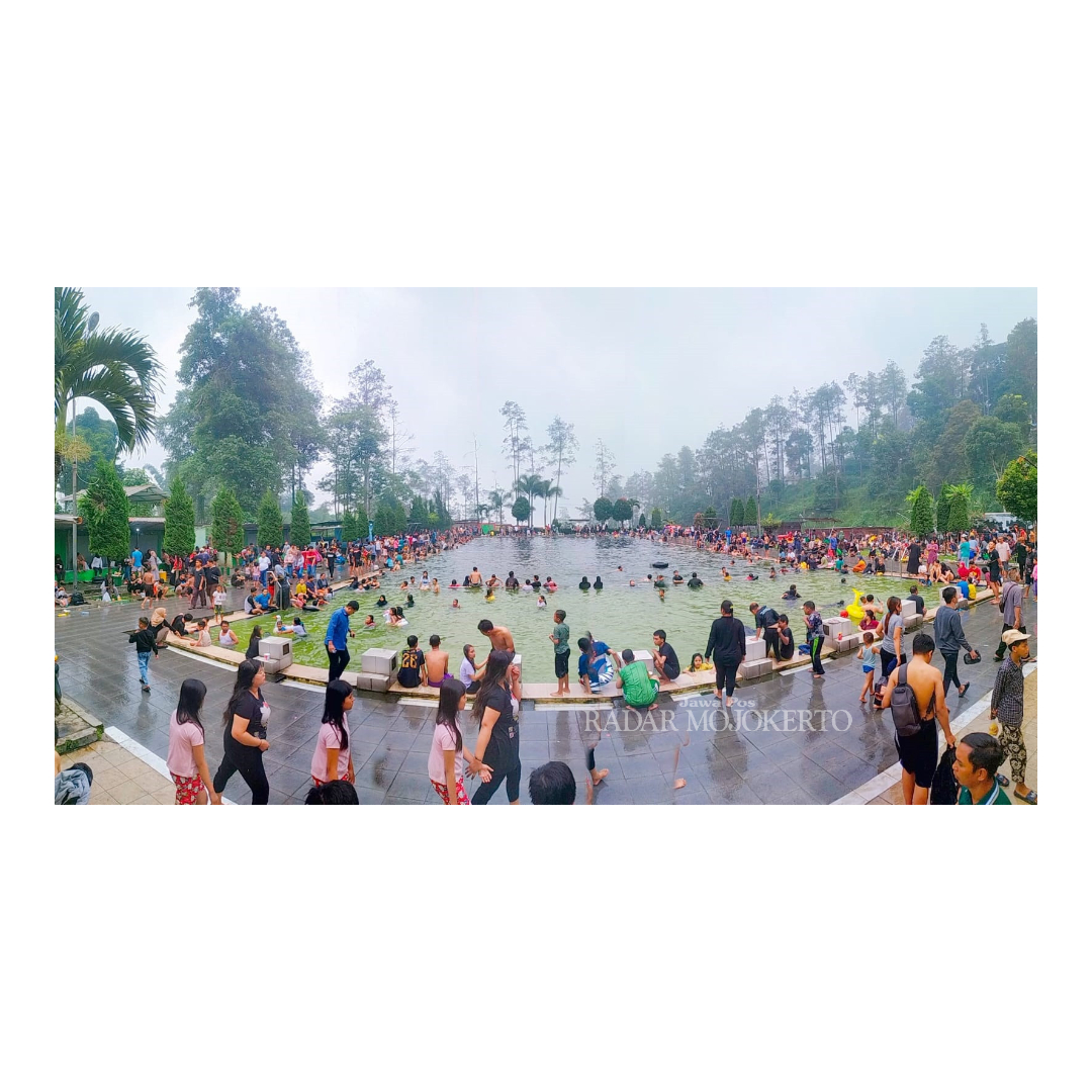 MEMBELUDAK: Kunjungan wisatawan di pemandian Air Panas Padusan, kecamatan Pacet meningkat dari sebelumnya, kemarin (1/1).