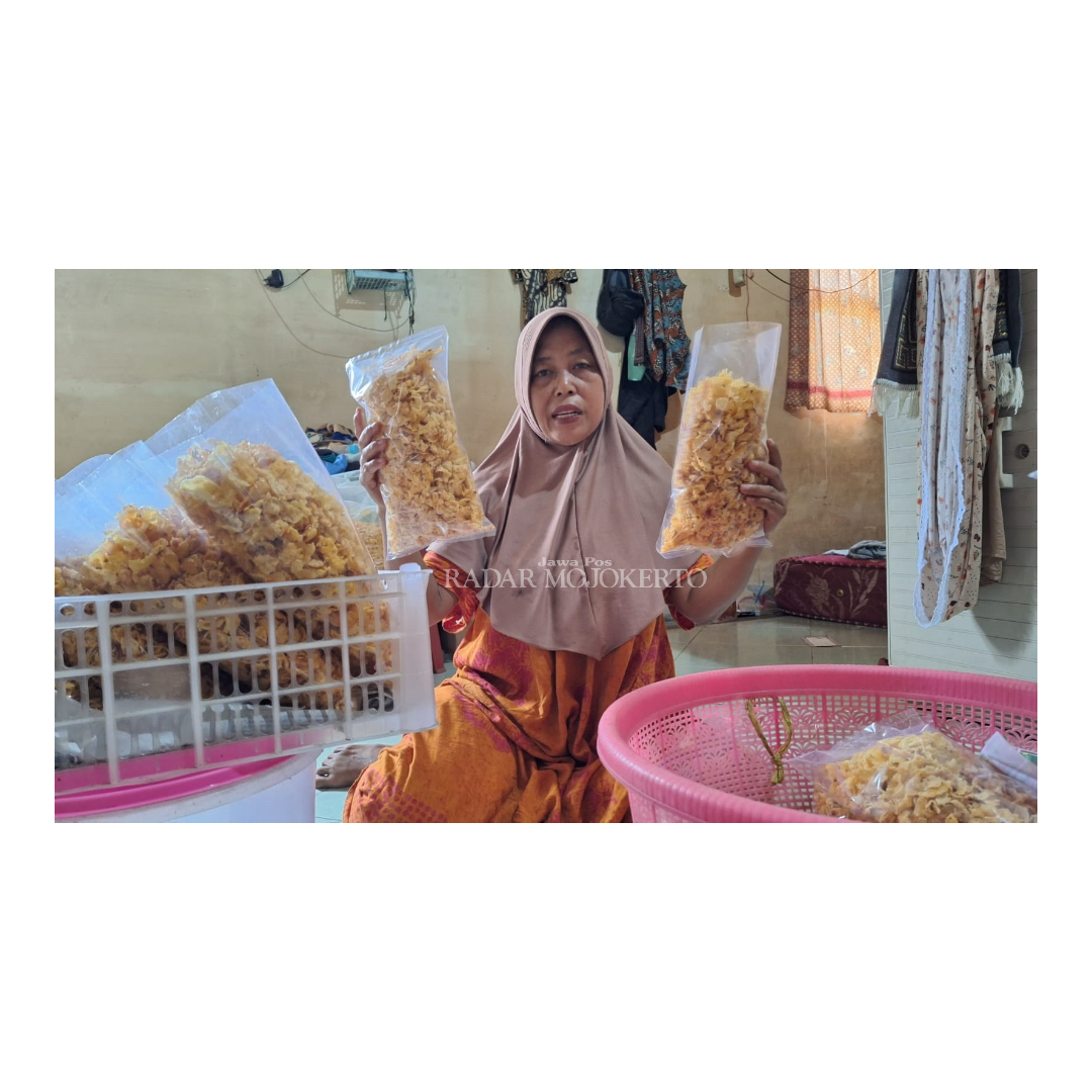 BERNILAI EKONOMI: Jumani, warga Desa Pandankrajan, Kecamatan Kemlagi menunjukkan emping jagung hasil olahannya yang layak jual.