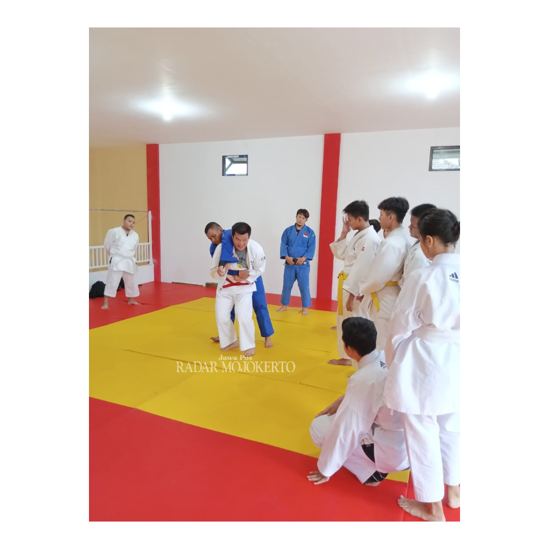 BERPRESTASI: Atlet judo Kota Mojokerto menjalani latihan rutin di dojo Kelurahan Meri, Kecamatan Kranggan.