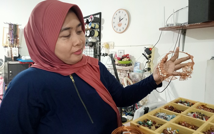 ESTETIK: Givrina menunjukkan koleksi produk kerajinan aksesori berbahan dasar kawat  di rumahnya, Kelurahan Kedundung, Kecamatan Magersari, Kota Mojokerto. (foto: Nadya Azzahra for Radar Mojokerto)