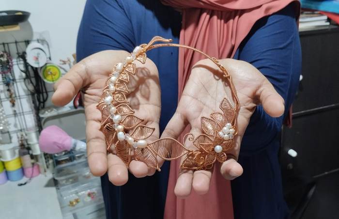 SENI: Salah satu produk choker hasil karya Givrina yang bernilai seni dan estetik. (foto Nadya Azzahra for Radar Mojokerto)