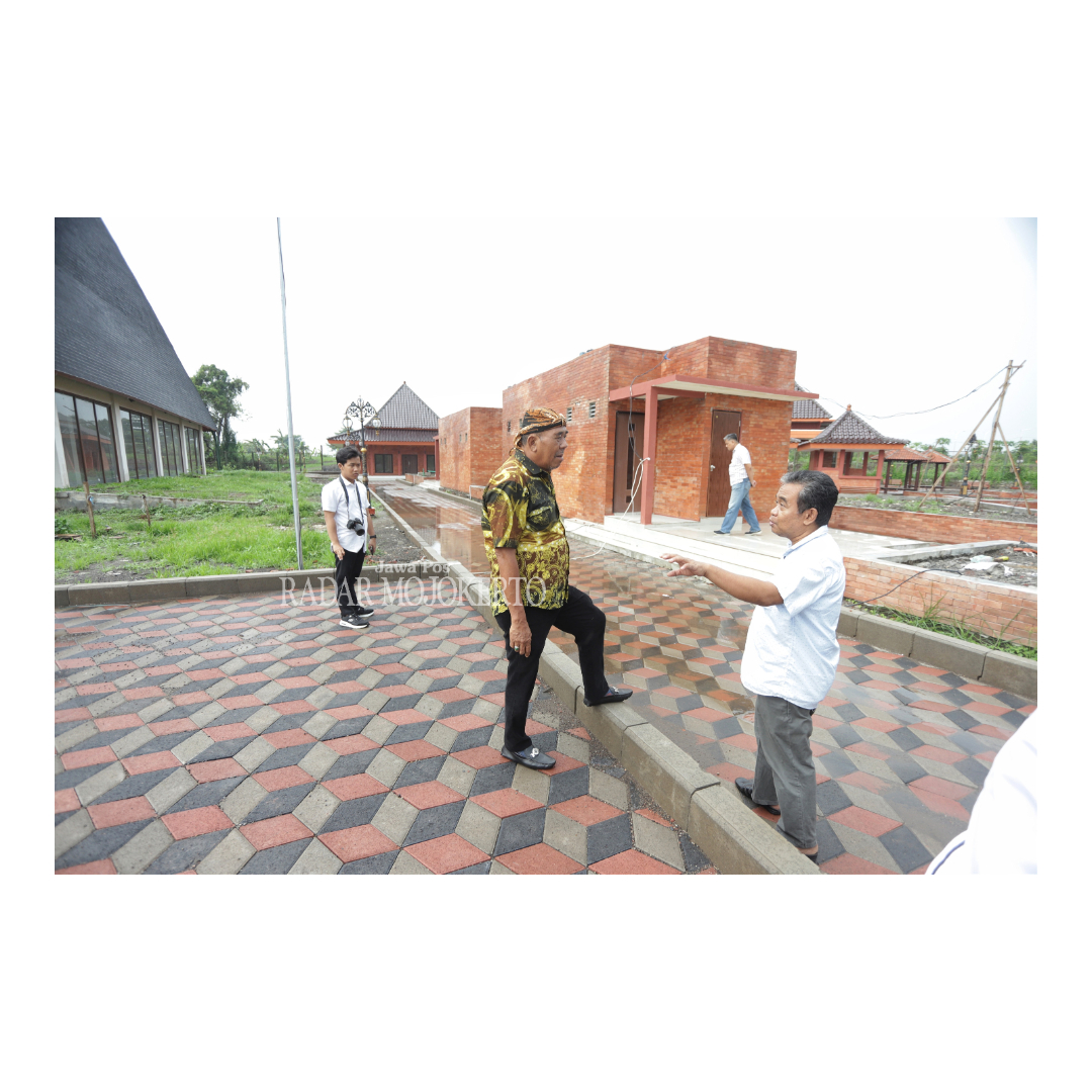 SIDAK PROYEK: Anggota Komisi II DPRD Kota Mojokerto mengecek proyek trotoar di Jalan Gajah Mada, Rabu (3/1).