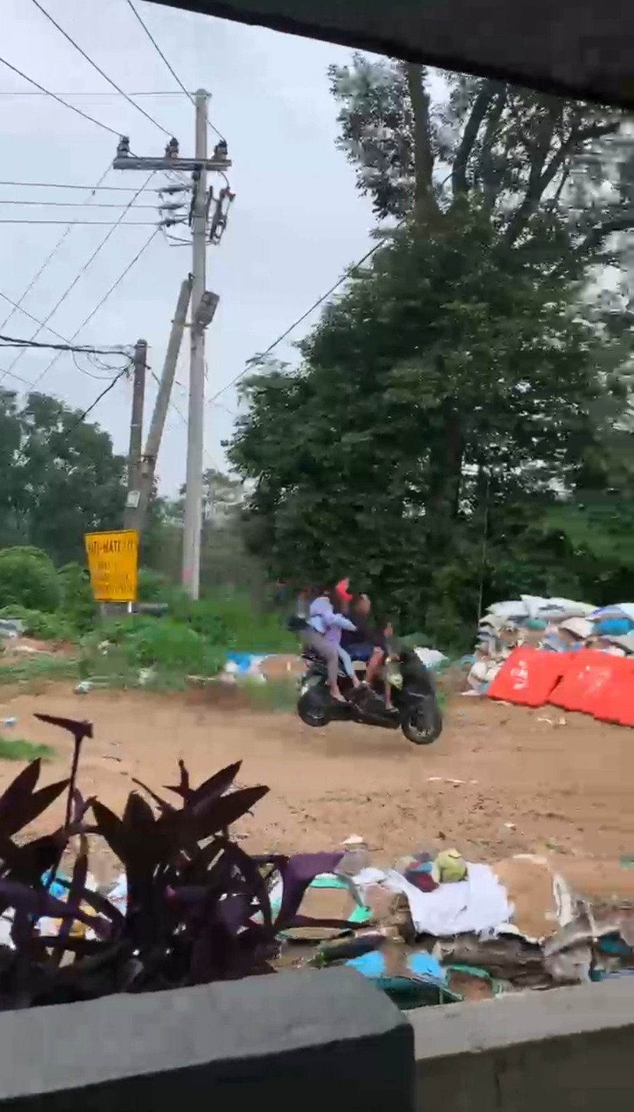 HILANG KENDALI: Motor Honda PCX Nopol W 6241 NBG mengalami rem blong hingga terpaksa masuk jalur penyelamat Tikungan Gotekan, Desa/Kecamatan Pacet, Mojokerto, usai melintas di jalur menurun ekstrem