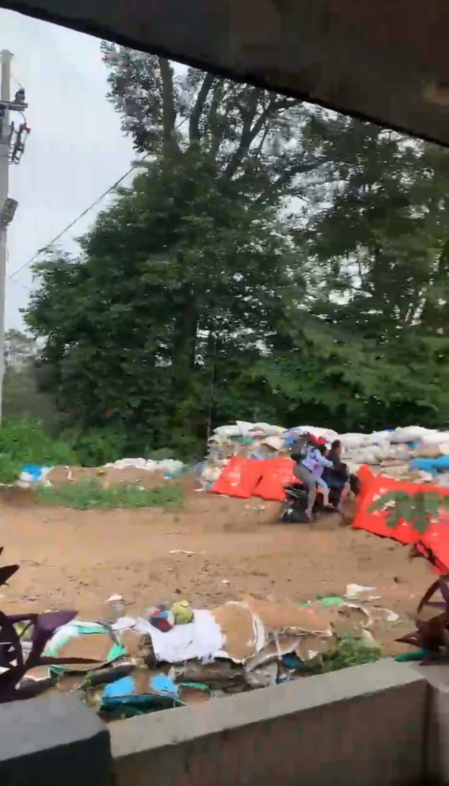 HILANG KENDALI: Motor Honda PCX Nopol W 6241 NBG mengalami rem blong hingga terpaksa masuk jalur penyelamat Tikungan Gotekan, Desa/Kecamatan Pacet, Mojokerto, usai melintas di jalur menurun ekstrem Pa