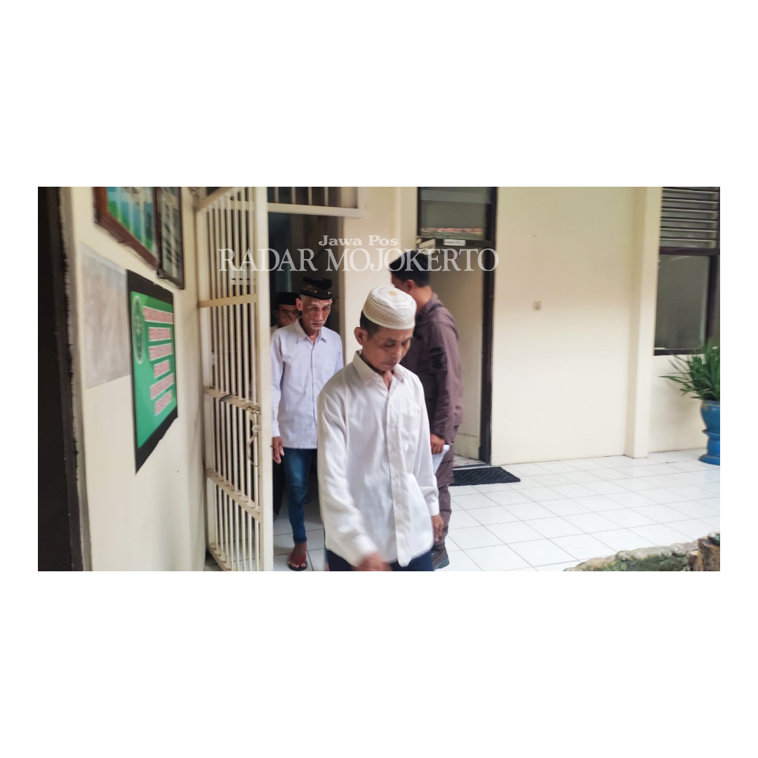 TERTUNDUK: SL, 58, (depan) digelandang petugas Kejari Kabupaten Mojokerto untuk menjalani persidangan di Pengadilan Negeri Mojokerto.