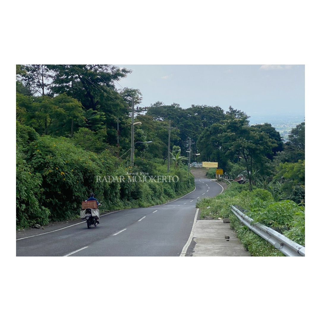 DINILAI AMAN: Ruas jalur Pacet &ndash; Cangar, Desa/Kecamatan Pacet, dinilai siap menunjang operasional angkutan AKDP Mojokerto-Batu yang bakal mengaspal dalam waktu dekat.