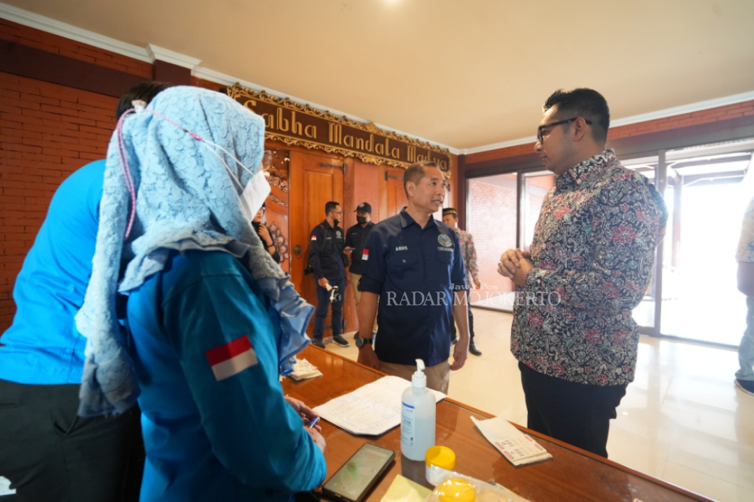 DETEKSI DINI: Pj Wali Kota Mojokerto Moh. Ali Kuncoro bersama Kepala BNNK Agus Sutanto saat melakukan tes urine terhadap pejabat di Pemkot Mojokerto, di Pendapa Sabha Mandala Madya, Jumat (5/1).