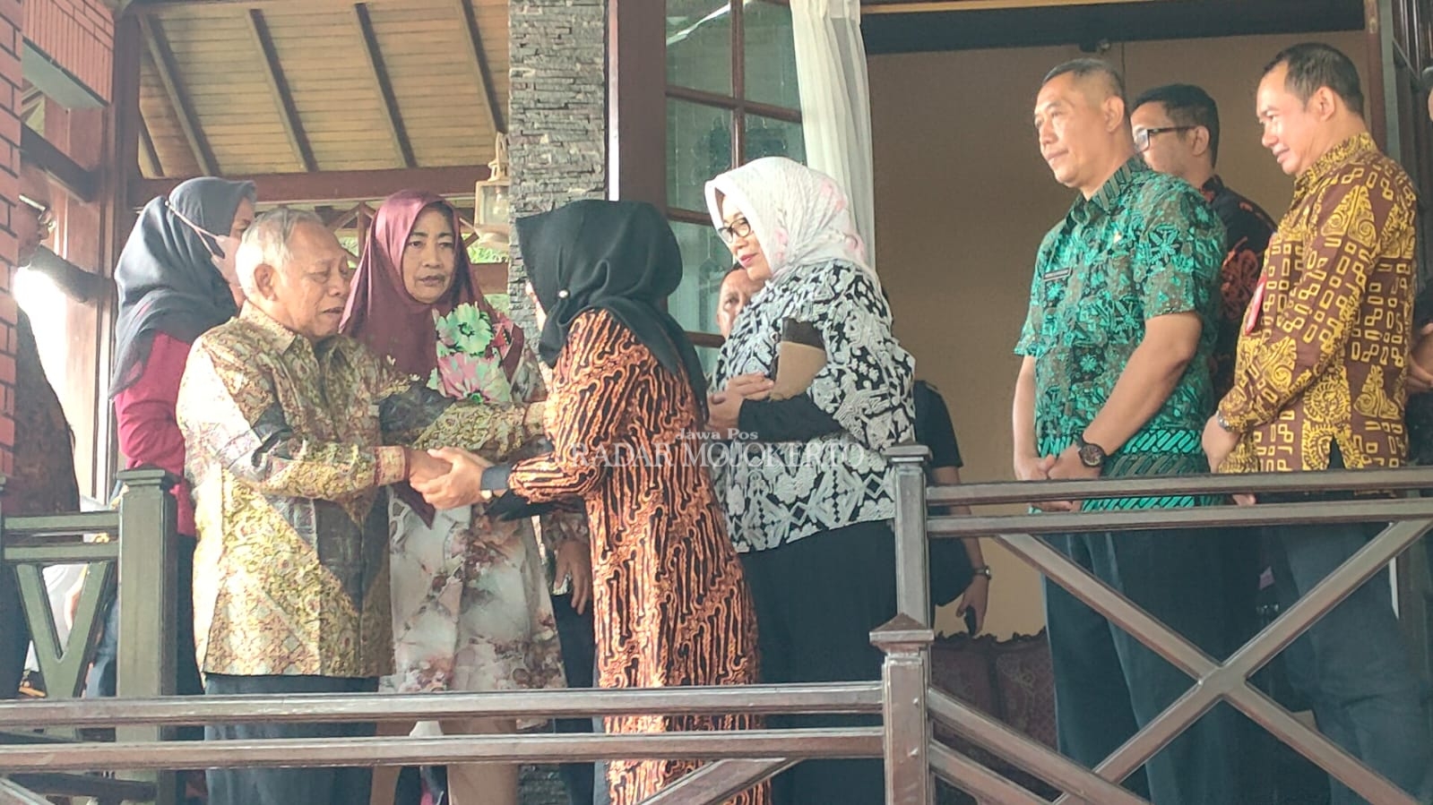 AKRAB: Bupati Mojokerto Ikfina Fahmawati didampingi sekda dan jajaran OPD disambut hangat Achmady, di kediamannya Desa Ketapanrame, Kecamatan Trawas, Jum