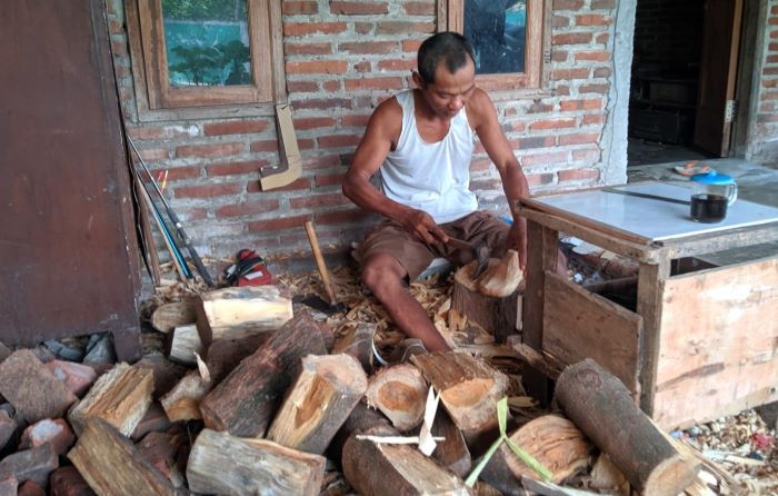 BERTAHAN: Mujiono menekuni kerajinan klebut yang dirintisnya sejak 20 tahun lalu. (foto: Afi Azizah for Radar Mojokerto)