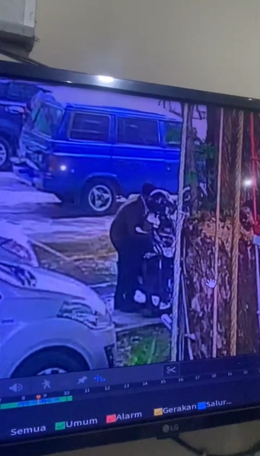 BERAKSI: Aksi maling menggasak motor di halaman parkir MAN 2 Mojokerto yang terekam kamera CCTV sekolah, Rabu (3/1).