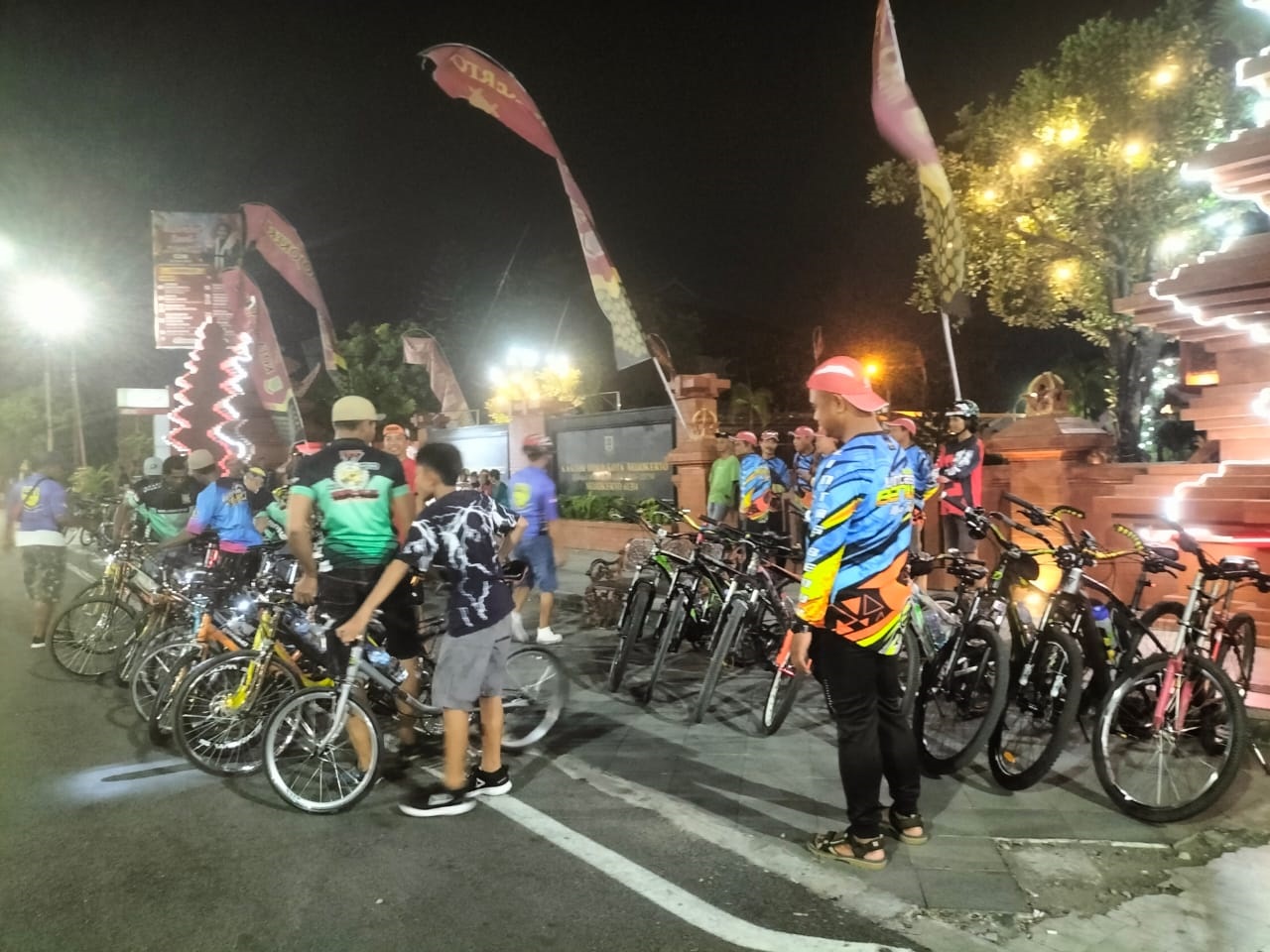 PENGHOBI: Komunitas B2W Mojokerto memilih rute bersepeda dengan mengelilingi Kota Mojokerto yang dianggap ikonik.