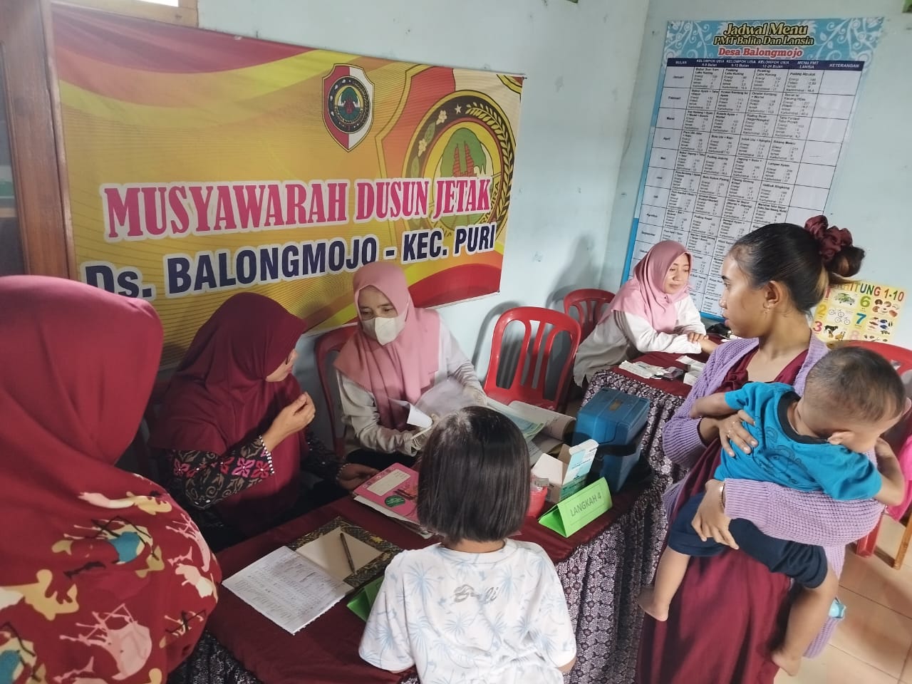 SERBA PRAKTIS: Suasana pelayanan kesehatan posyandu primer di Desa Balongmojo, Kecamatan Puri mendapat respon positif dari masyarakat setempat.