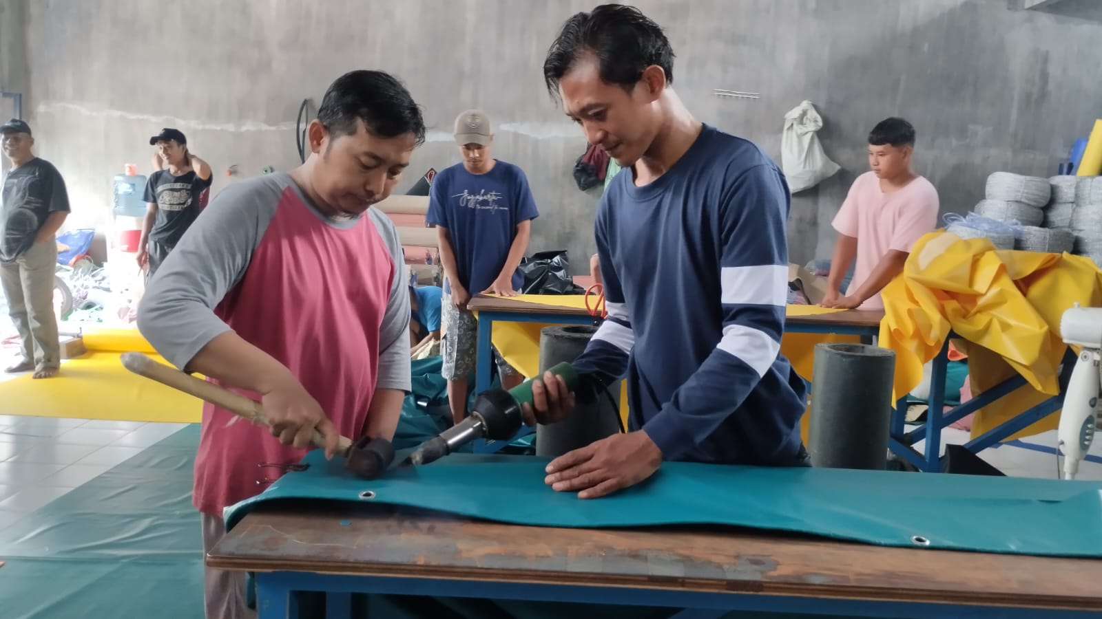 INOVATIF: Para pekerja sedang memproduksi terpal di Dusun Ngenu, Desa Klinterejo, Kecamatan Sooko, Kabupaten Mojokerto. (foto: Nadya Azzahra for Radar Mojokerto)