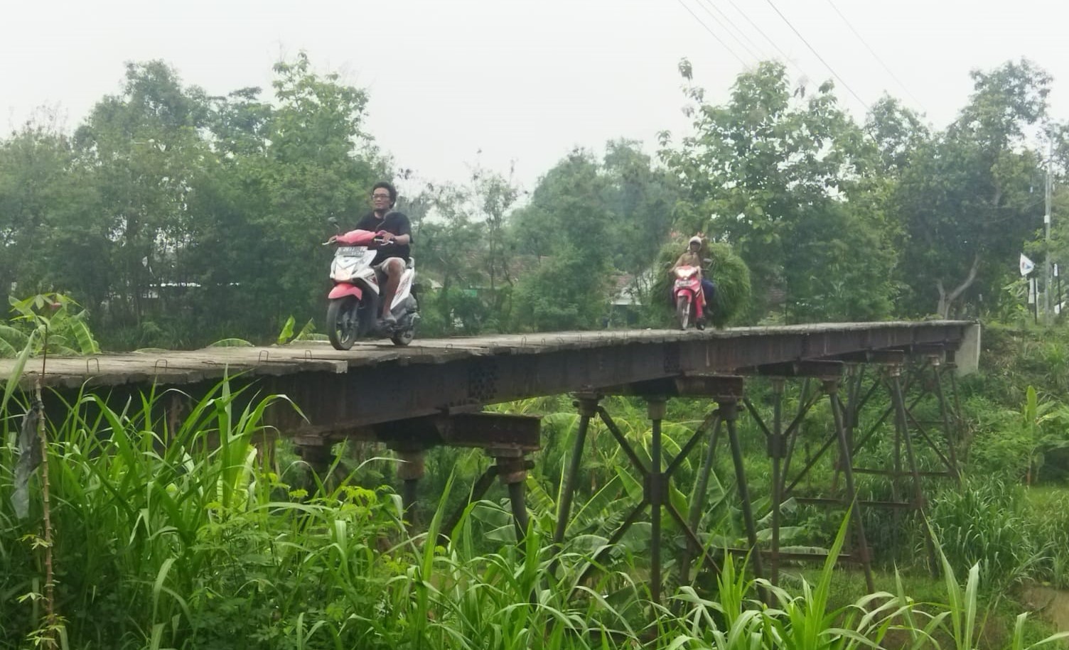 EKSTRA WASPADA: Sejumlah pengendara melewati Jembatan Deng-Deng, di Dusun Wonoayu, Desa/Kecamatan Jetis, Kabupaten Mojokerto. (foto Moch. Khasib for Radar Mojokerto)