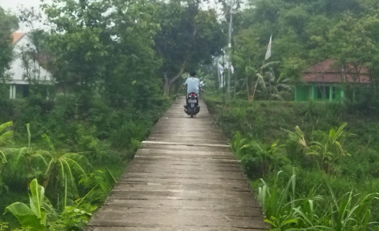 EKSTRA WASPADA: Sejumlah pengendara melewati Jembatan Deng-Deng, di Dusun Wonoayu, Desa/Kecamatan Jetis, Kabupaten Mojokerto. (foto Moch. Khasib for Radar Mojokerto)