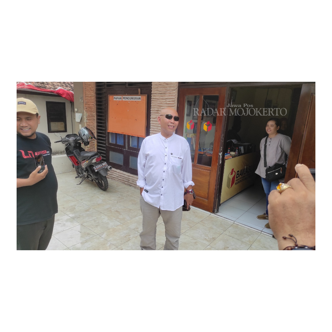 DICECAR: Kades Pandanarum, Kecamatan Pacet, Endik Sugianto tiba di Kantor Bawaslu Kabupaten Mojokerto untuk menjalani pemeriksaan, kemarin