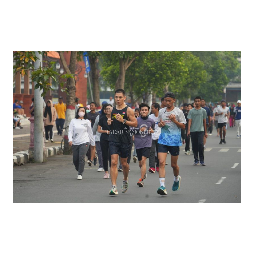 Warga Kota Mojokerto memanfaatkan kegiatan hari bebas kendaraan bermotor (car free day) di sekitar Alun Alun Kota Mojokerto dengan berlari, Minggu (7/1)