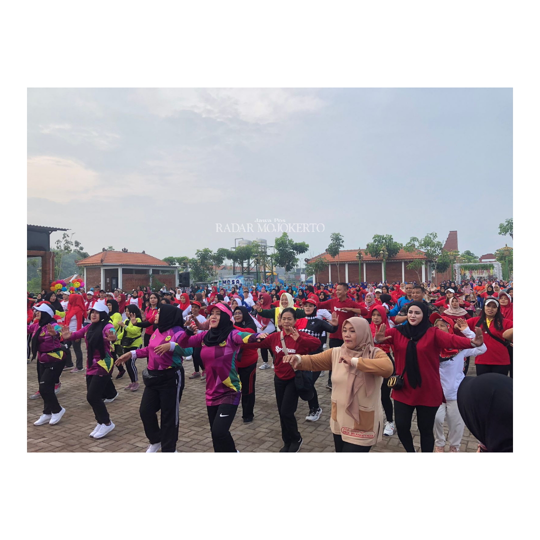 RAMAI: Bupati Ikfina tampak semangat senam bersama masyarakat di Kentongan Park, Desa Belahantengah, Kecamatan Mojosari, Minggu (7/1).