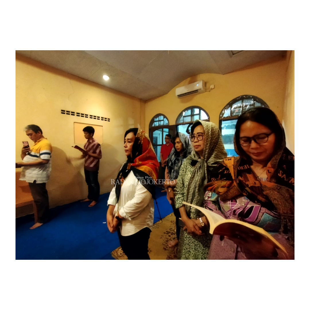 KHUSYUK: Umat kristen ortodoks Kota Mojokerto menjalankan ritual misa natal di Kapel Demitrios Desa Banjaragung, Kecamatan Puri, Kabupaten Mojokerto, Sabtu (6/1).