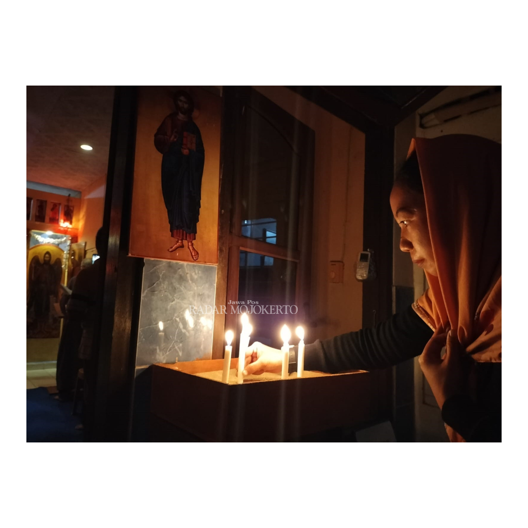 KHUSYUK: Umat kristen ortodoks Kota Mojokerto menjalankan ritual misa natal di Kapel Demitrios Desa Banjaragung, Kecamatan Puri, Kabupaten Mojokerto, Sabtu (6/1).