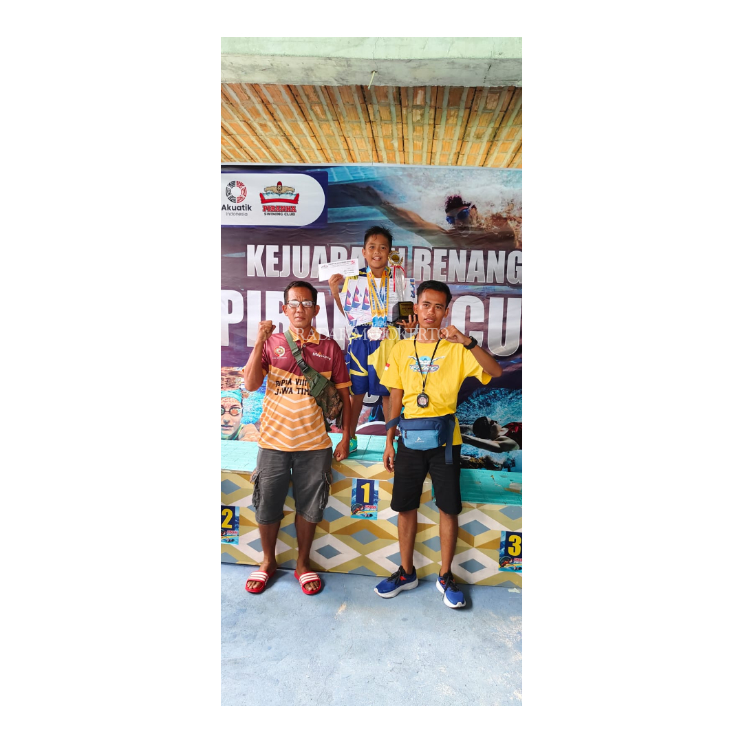 BERTALENTA: Atlet renang Gajah Mada Aquatic Club menerima medali di kejuaraan Pirahna Cup 2024 di Madiun, kemarin.