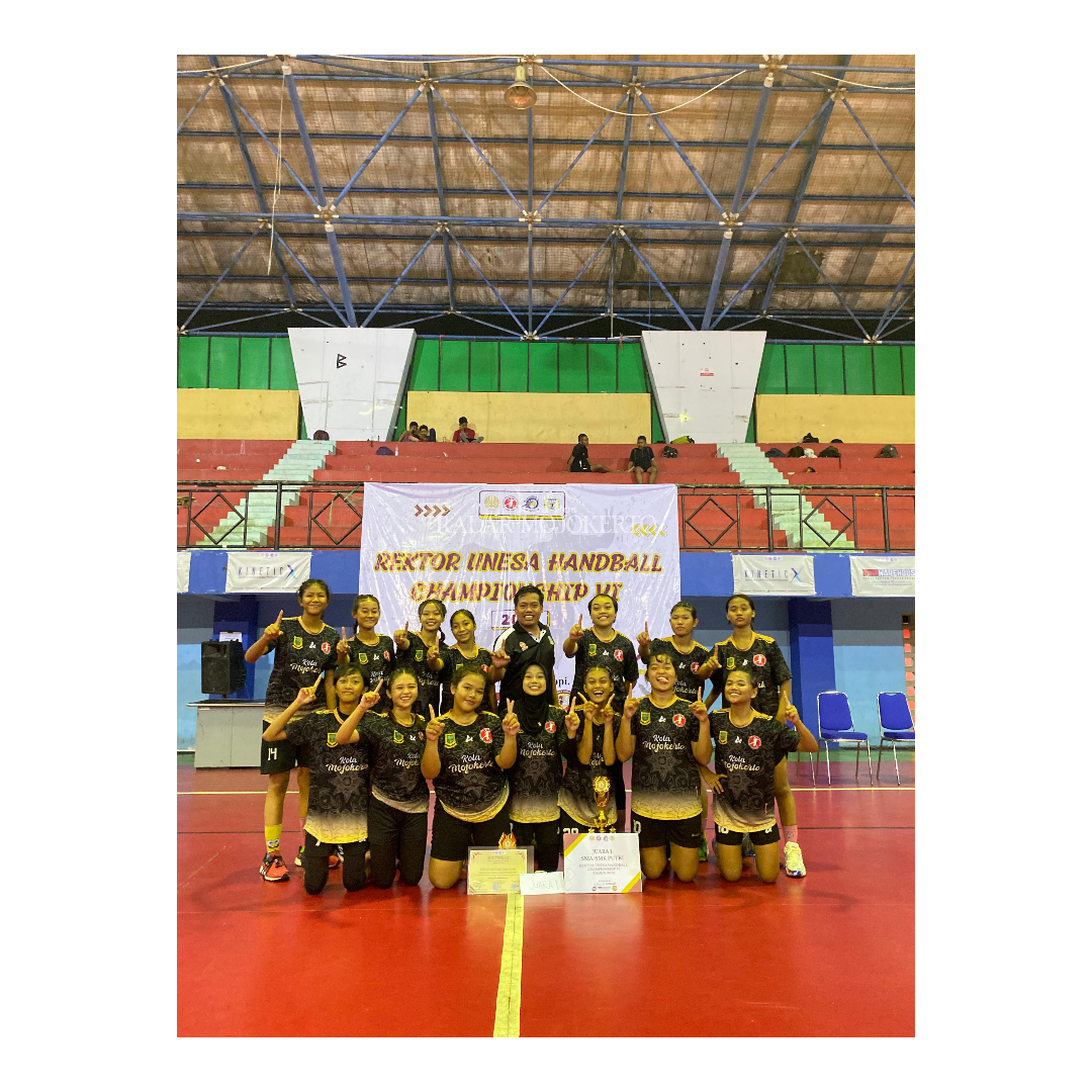 IMAGE POSITIF: Tim handball putra dan putri SMAN 3 Mojokerto berhasil bawa pulang piala Rektor UNESA.