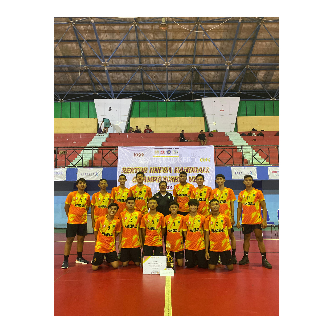 IMAGE POSITIF: Tim handball putra dan putri SMAN 3 Mojokerto berhasil bawa pulang piala Rektor UNESA.