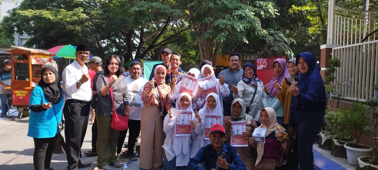 SOSIALISASI: Lurah Meri Gesmanto (pakai kopyah) bersama PPS Kelurahan Meri saat menggelar sosialisasi tahapan Pemilu 2024 di area CFD Kuwung.