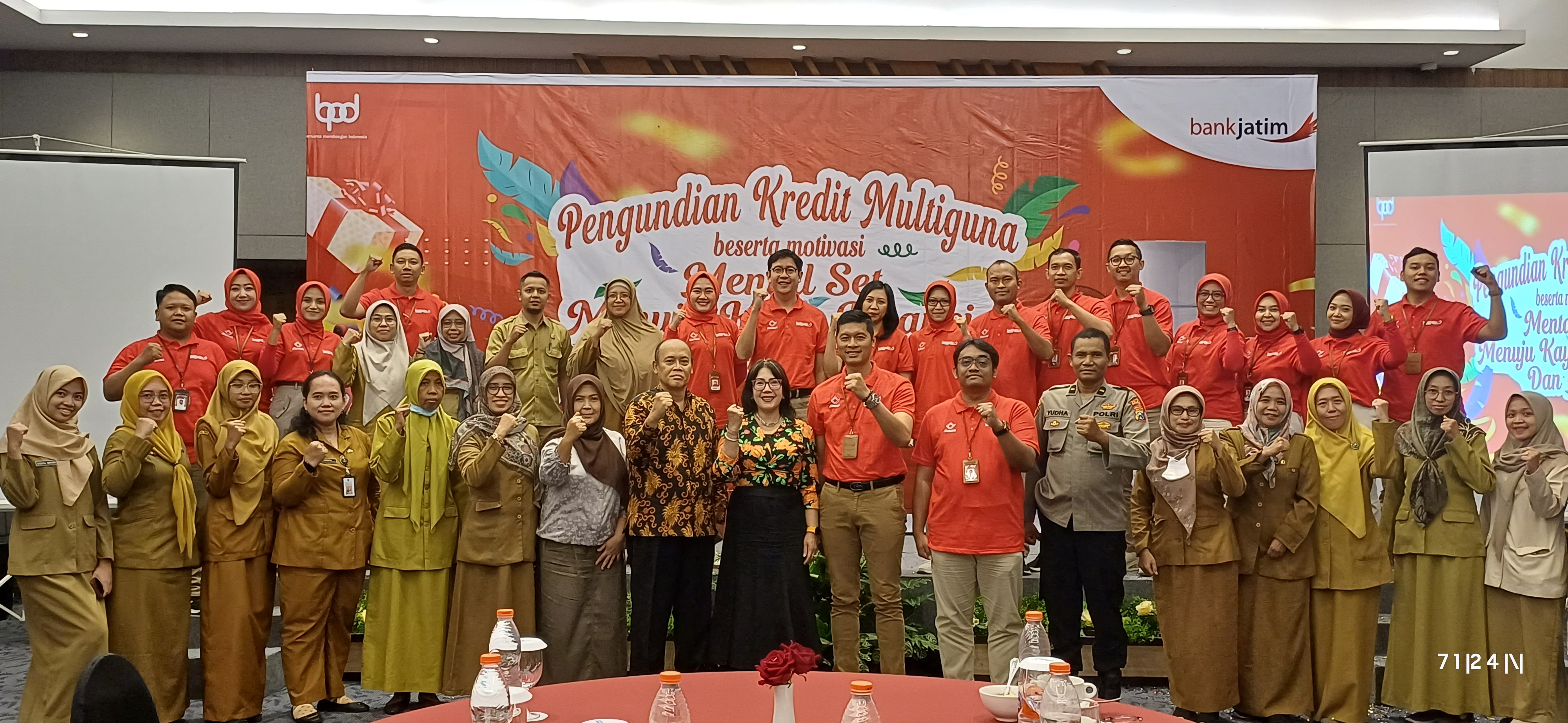 KEBERSAMAAN: Seluruh jajaran Bank Jatim dan para mitra Bank Jatim saat pengundian.
