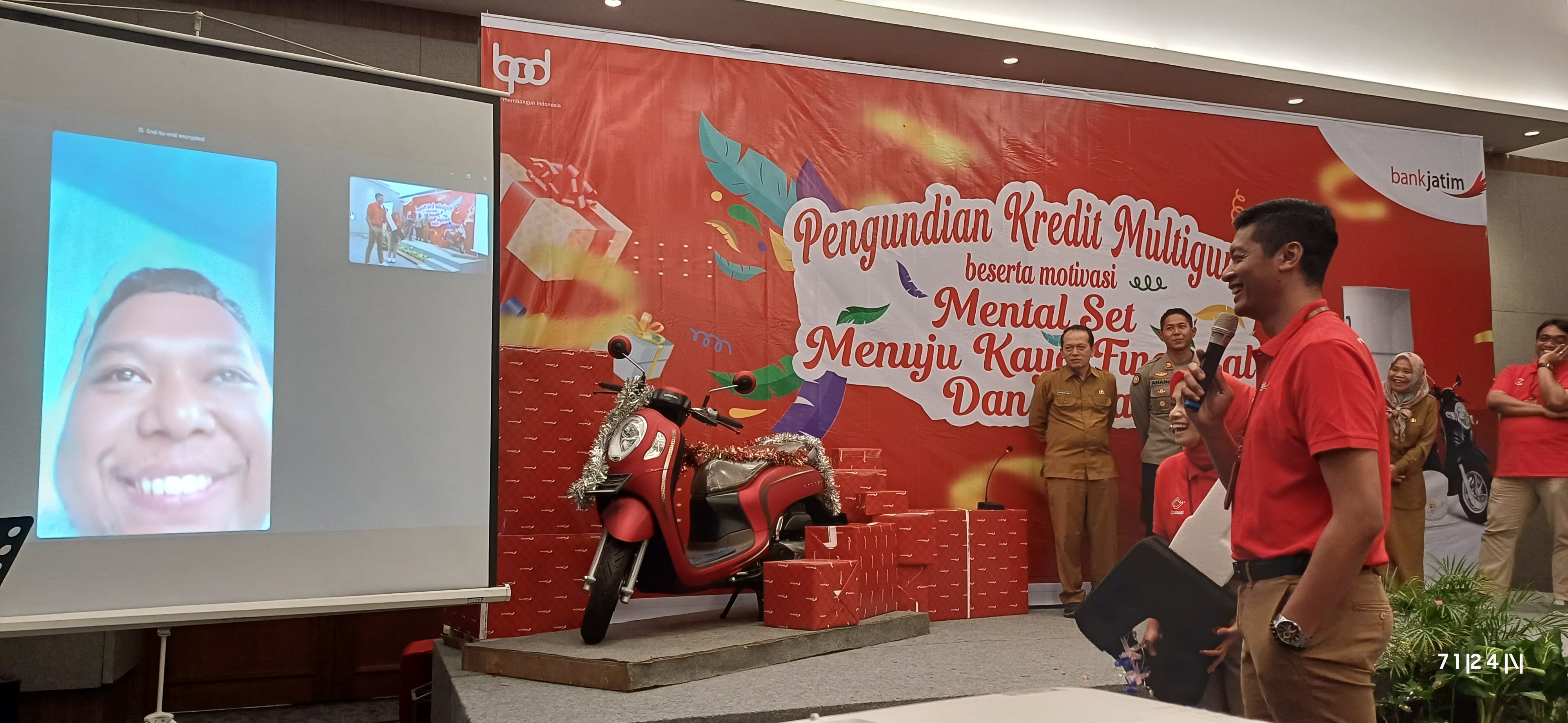KONTAK: Pgs Pemimpin Cabang Bank Jatim Mojokerto, Susilo Hari Wibowo menghubungi pemenang hadiah utama secara langsung setelah diundi melalui digital.