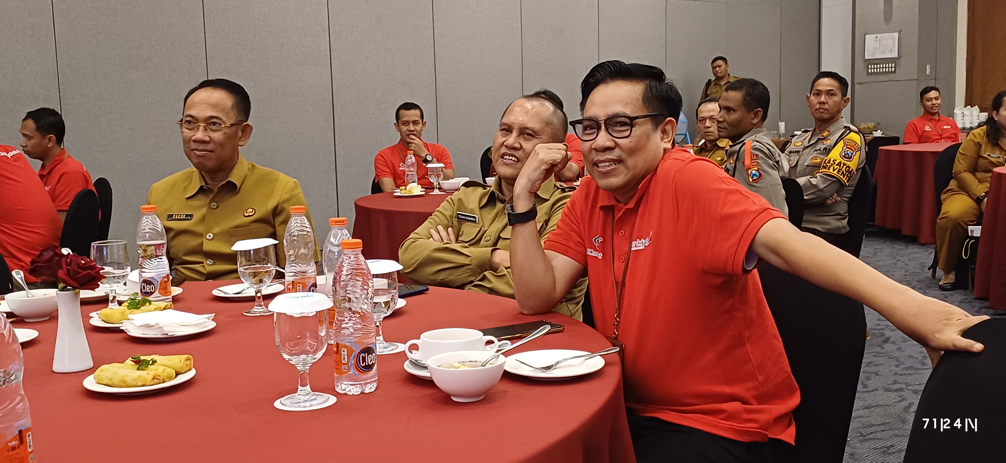 SINERGIS: Sekdakot Mojokerto Gaguk Tri Prasetyo, Sekdakab Mojokerto Teguh Gunarko, dan Vice President Consumer Agus Sastriono saat pengundian Kredit Multiguna.