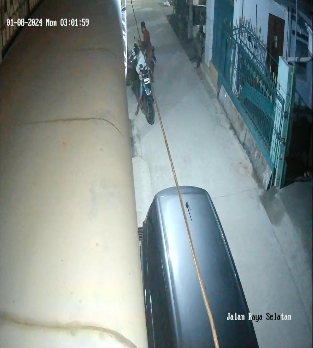 PENCURIAN : Kawanan maling tersorot CCTV warga saat tengah menggasak motor Sarowardi, 40, Senin (8/1).