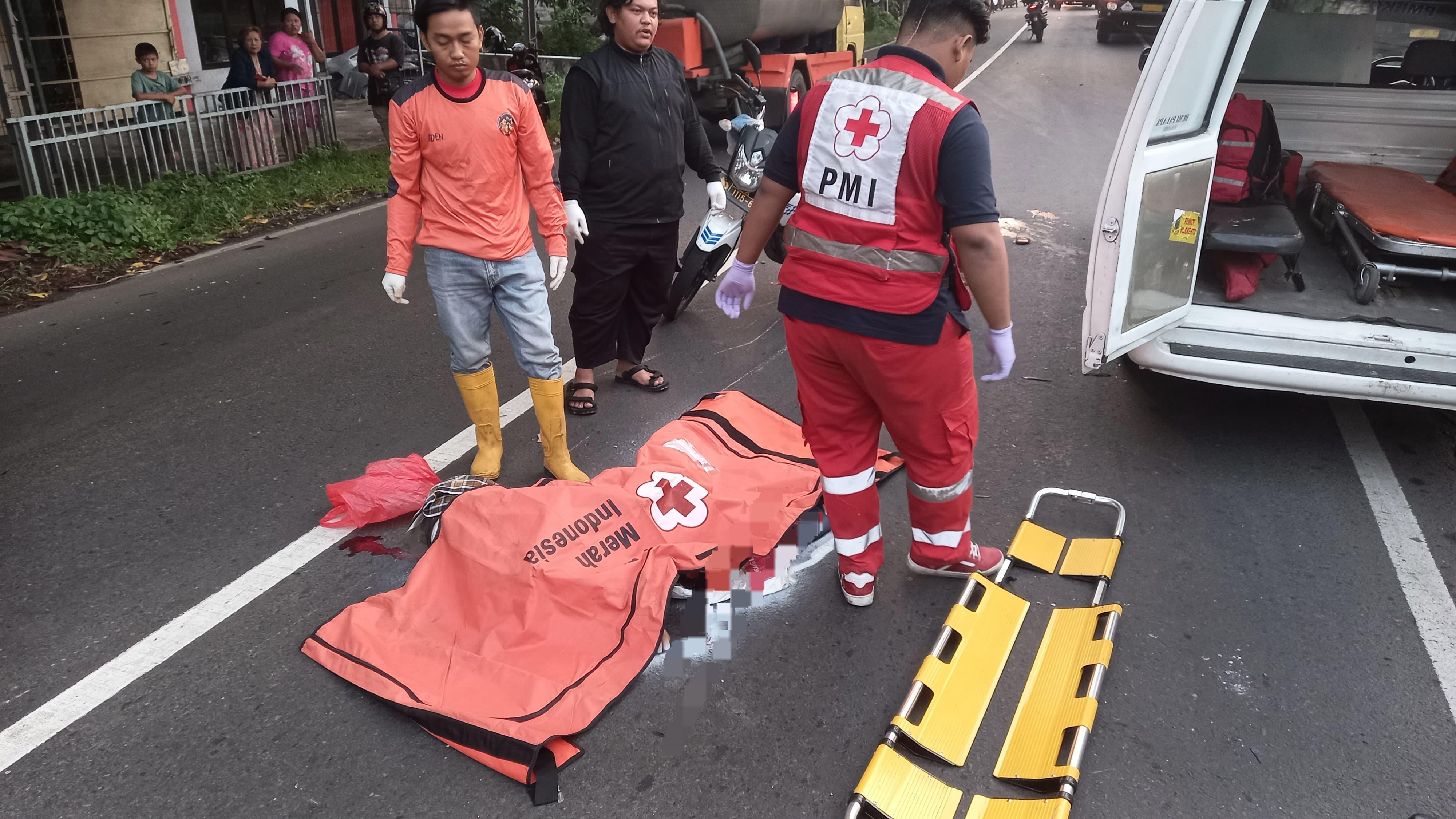 NAHAS: Relawan mengevakuasi jasad korban tabrak lari di jalan raya Desa Kemantren, Kecamatan Gedeg, Kabupaten Mojokerto, Senin (8/1) pagi.