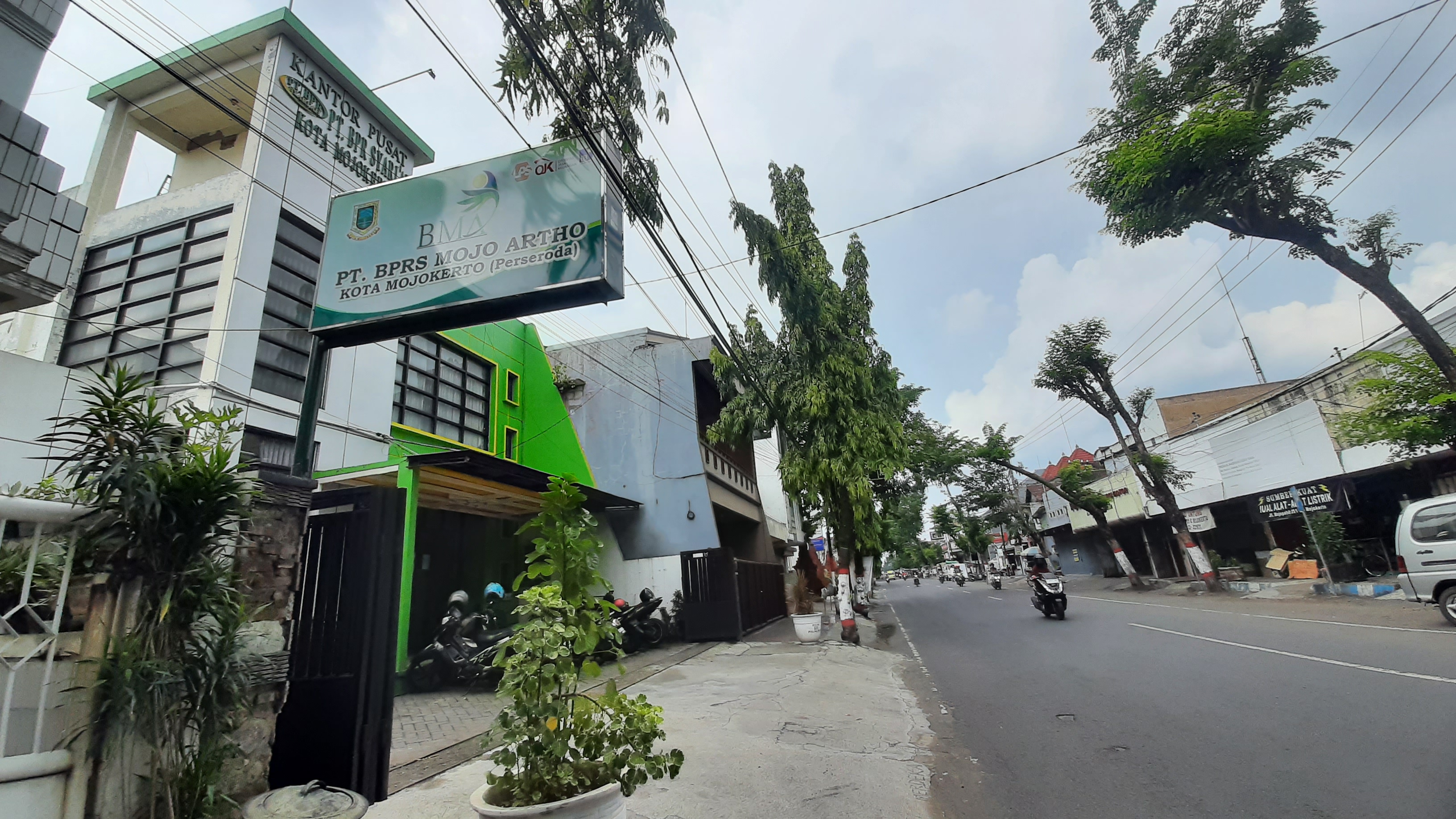 TIDAK SEHAT: Kantor BPRS Mojo Artho di Jalan Mojopahit, Kota Mojokerto. Perseroda milik Pemkot Mojokerto ini tengah mengalami masalah likuiditas hingga berakibat kepada nasabah.