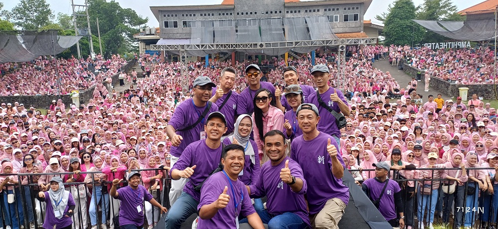 Jajaran direksi, manager, dan management PT Surabaya Autocomp Indonesia (SAI) Ngoro bersama penyanyi Yeni Inka.