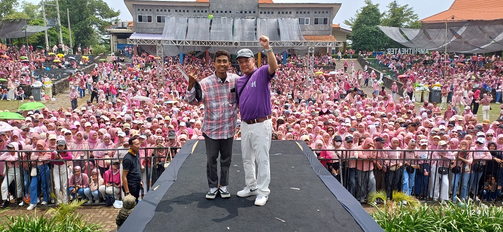 REJEKI: Salah satu pemenang undian sepeda motor bersama Presiden Direktur PT Surabaya Autocomp Indonesia (SAI) Ngoro, Norisha Nakayama.