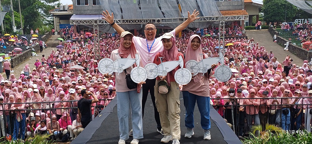 SENANG: Frike Angga Kusuma, Factory Manager (pakai kacamata) bersama pemenang undian sepeda angin.
