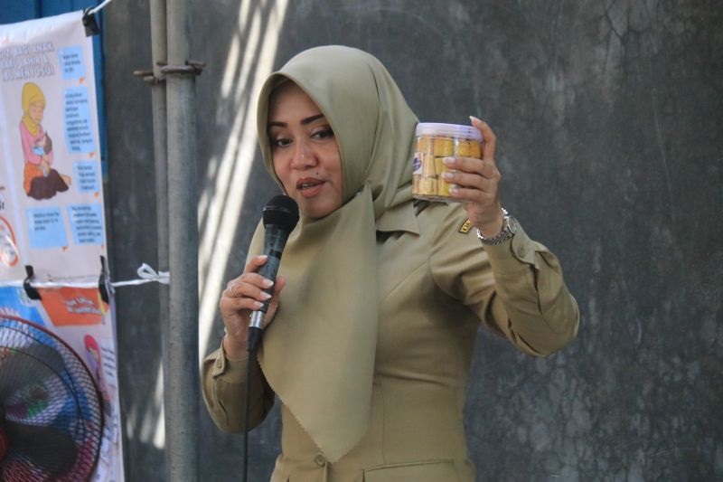GIZI ANAK: Bupati Mojokerto Ikfina Fahmawati saat mendatangi rumah warga di Dusun Losari, Desa Sidoharjo, Kecamatan Gedeg, Selasa (9/1)