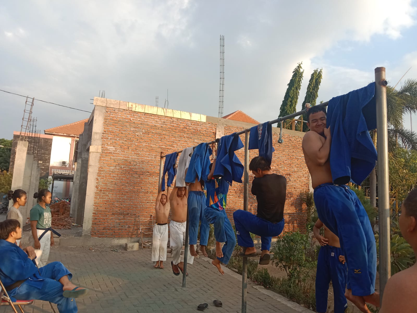 OPTIMISTIS: Atlet cabor bela diri kurash, judo, dan sambo Kota Mojokerto menjalani latihan rutin.